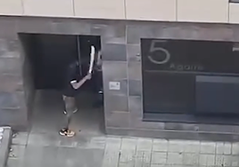 Un hombre con un machete ataca a otro a plena luz del día en un portal de Miribilla