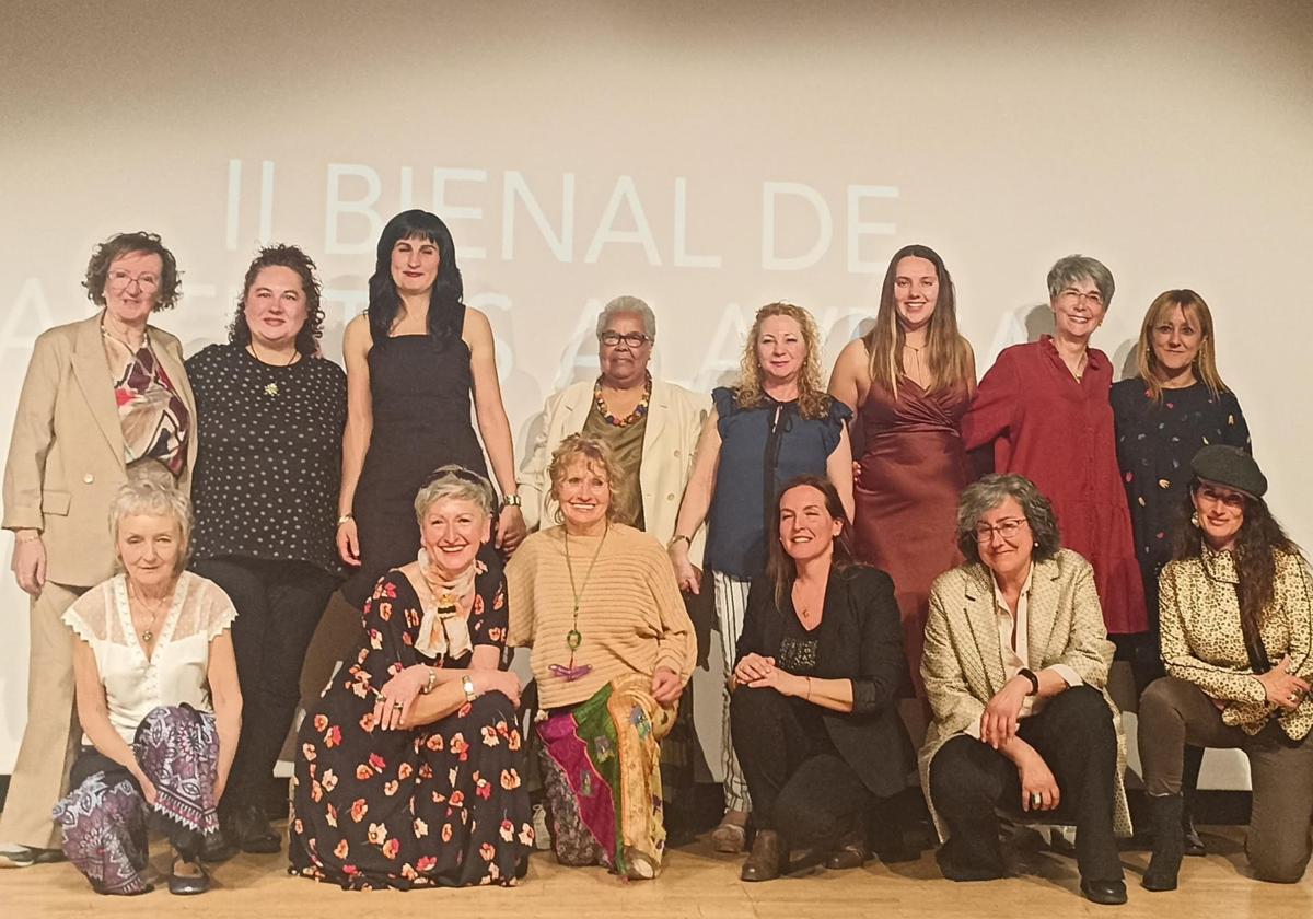 Rosi Puelles Larrauri, Esther Pérez Vaquero, Adara San Martín, Filomena Abrantes, Charo Pérez, Ane Amado, Esther López de Munain y Elena Albarrán González. Abajo: Edurne Maiona, Olga Guinea, Mila Manzanal Lastra, Mónica Sánz de Villaverde, Mitas Rozados y Susana Escalante Lojo.