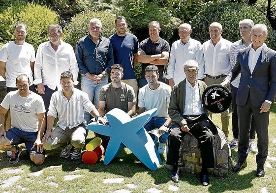 Los campeones del Manomanista junto con Kepa Badiola, director territorial norte de CaixaBank, patrocinador del torneo.