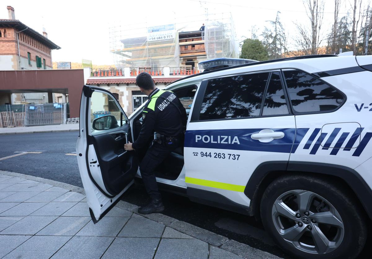 Un policía municipal de Etxebarri entra en el coche patrulla en una imagen de archivo.