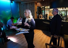 Eva y Quim Vila, de Vila Viniteca, en la cata de quesos y vinos en el restaurante de la Escuela de Hostelería de Leioa.