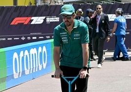 Momento surrealista de Fernando Alonso con un bebé en Barcelona