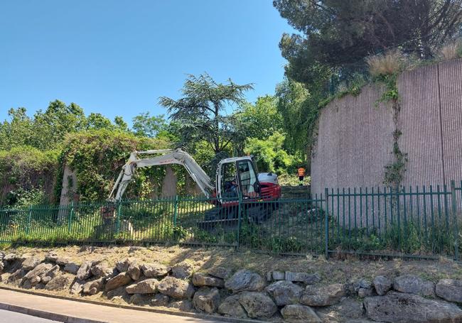 Operarios trabajando en la limpieza del parque Urkullu.