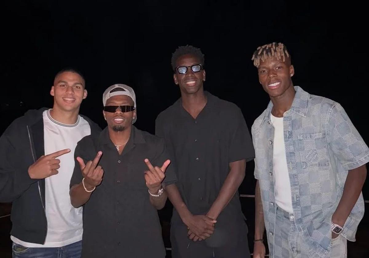Nico junto a Maroan, Djaló y Adama, durante sus vacaciones en Grecia.