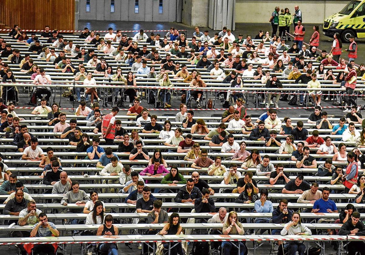 Opositores realizan el examen para una OPE en el BEC de Barakaldo.