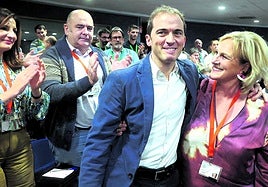 El actual presidente del Bizkai buru batzar, Iñigo Ansola, se abraza el día de su elección con su predecesora en el cargo, Itxaso Atutxa.