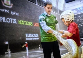 Pradales arropa a la selección vasca de pelota
