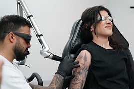 Andrea Palacios, en una de las sesiones para eliminarse un tatuaje del brazo.