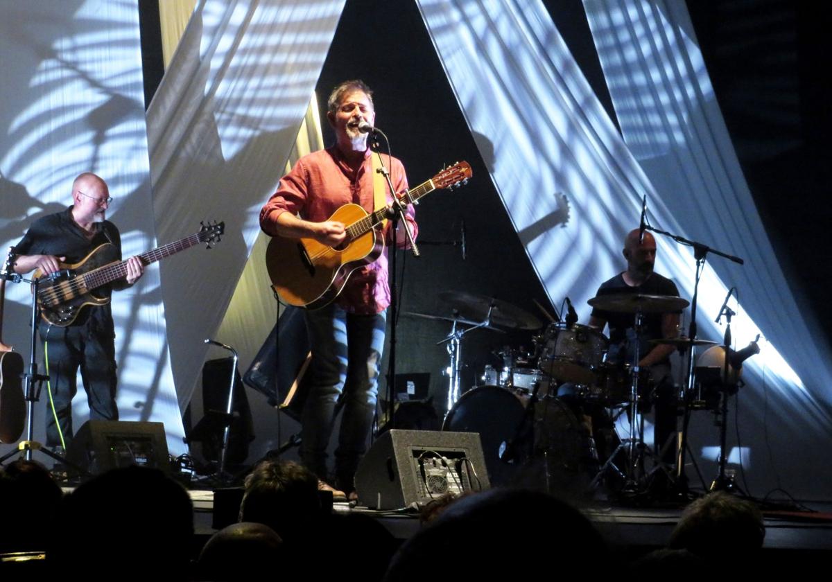 Mikel Urdangarin presentando en el Arriaga su 'Mundua eder'
