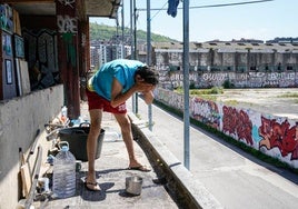 La vida de los 'sin techo' en los pabellones okupados en Zorrozaurre