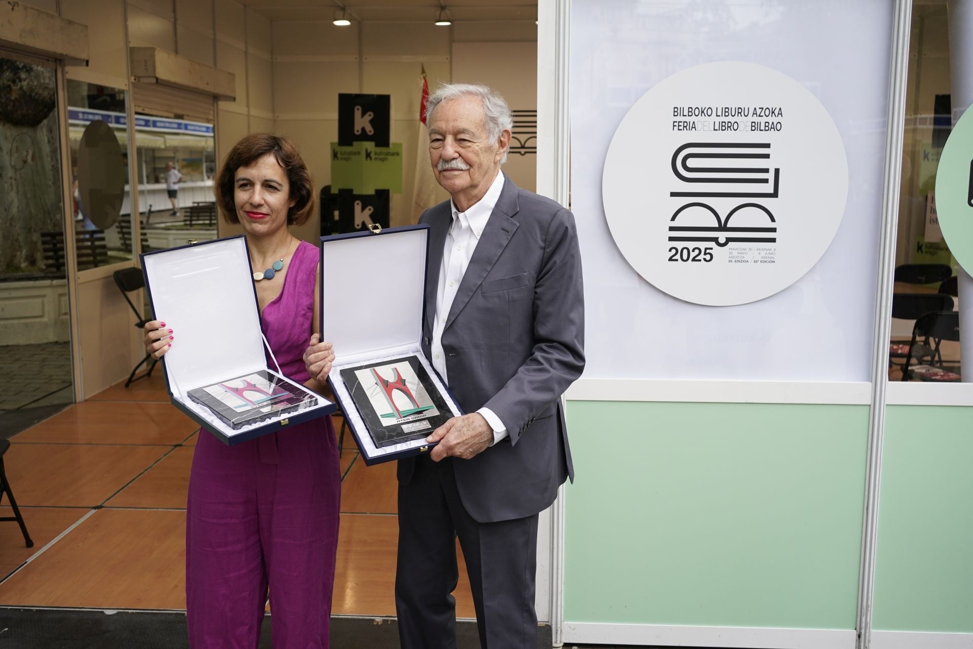 Katixa Agirre y Eduardo Mendoza, con los Kutxabank Atea Sariak.