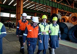 El lehendakari, Imanol Pradales, este viernes por la mañana en la visita a la fábrica de ArcelorMittal