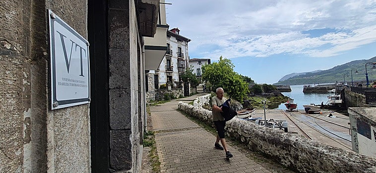 Placa obligatoria que identifica a una vivienda turística situada frente al puerto de Mundaka.