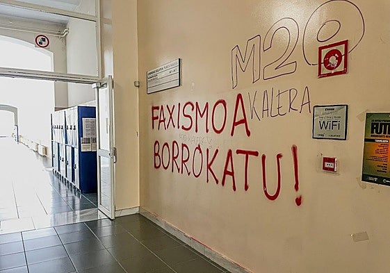 Pintadas en el interior del Aulario de Las Nieves.