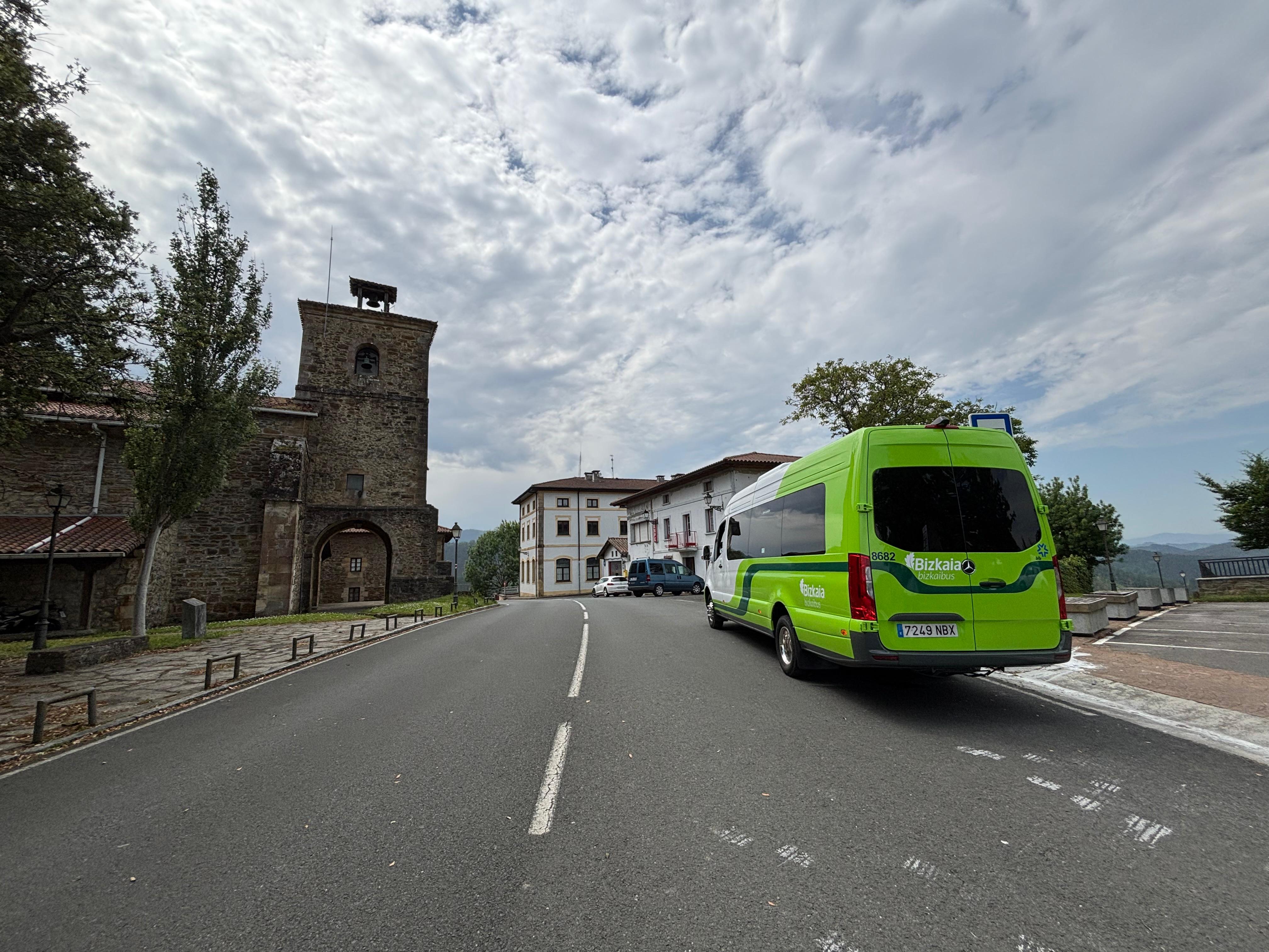 El microbus ha recorrido los pueblso pequeños de Busturialdea.