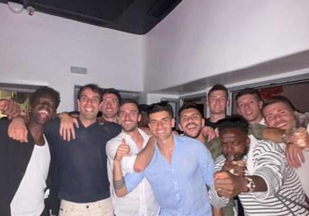 Imagen principal - El vídeo de Nico y el resto de jugadores del Athletic de fiesta en Mykonos del que todo el mundo habla