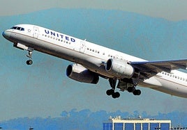 Un Boeing 757-200 de United Airlines como el que operará en Bilbao despega del aeropuerto internacional de Los Ángeles (EE UU).