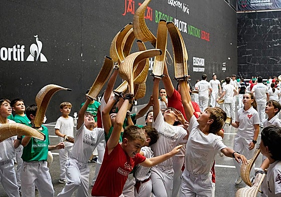 ¿Por qué hay pelotaris vascos que prefieren jugar con España en la Liga de Naciones de cesta punta?