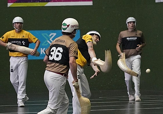 Barandika suelta un revés ante la mirada del resto de protagonistas.