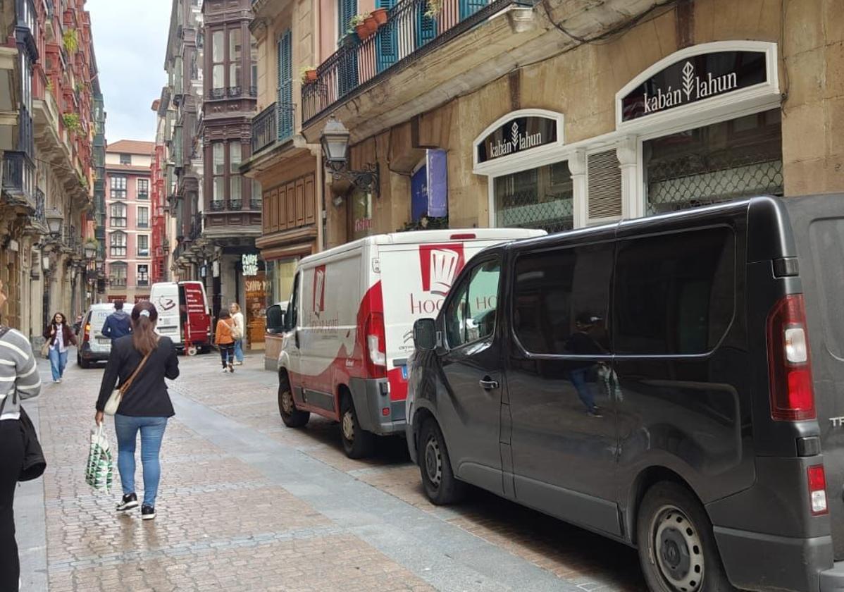 Una comerciante del Casco Viejo denuncia que no puede abrir su tienda por los repartidores: «Estoy harta, aparcan en mi puerta»