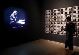 Una pantalla en la que Akerman lee las primeras páginas de su libro, 'Mi madre ríe'.