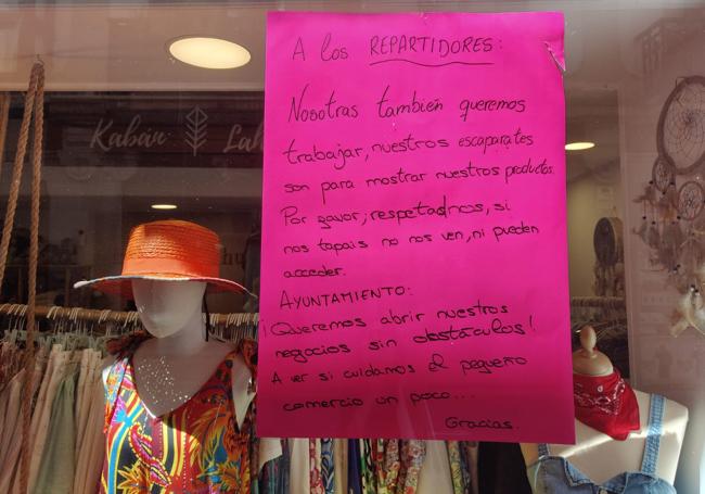 Uno de los carteles que ha tenido que pegar en su escaparate.