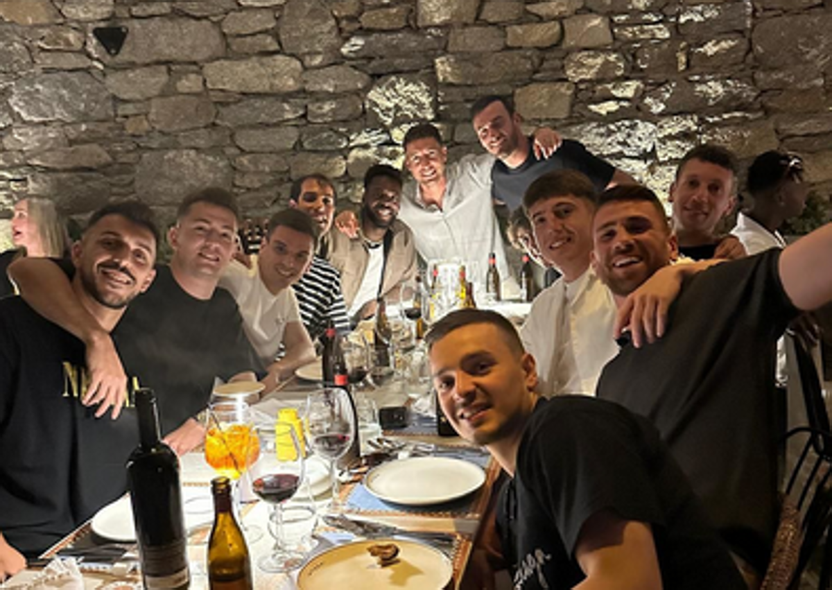 Imagen secundaria 1 - El vídeo de Nico y el resto de jugadores del Athletic de fiesta en Mykonos del que todo el mundo habla