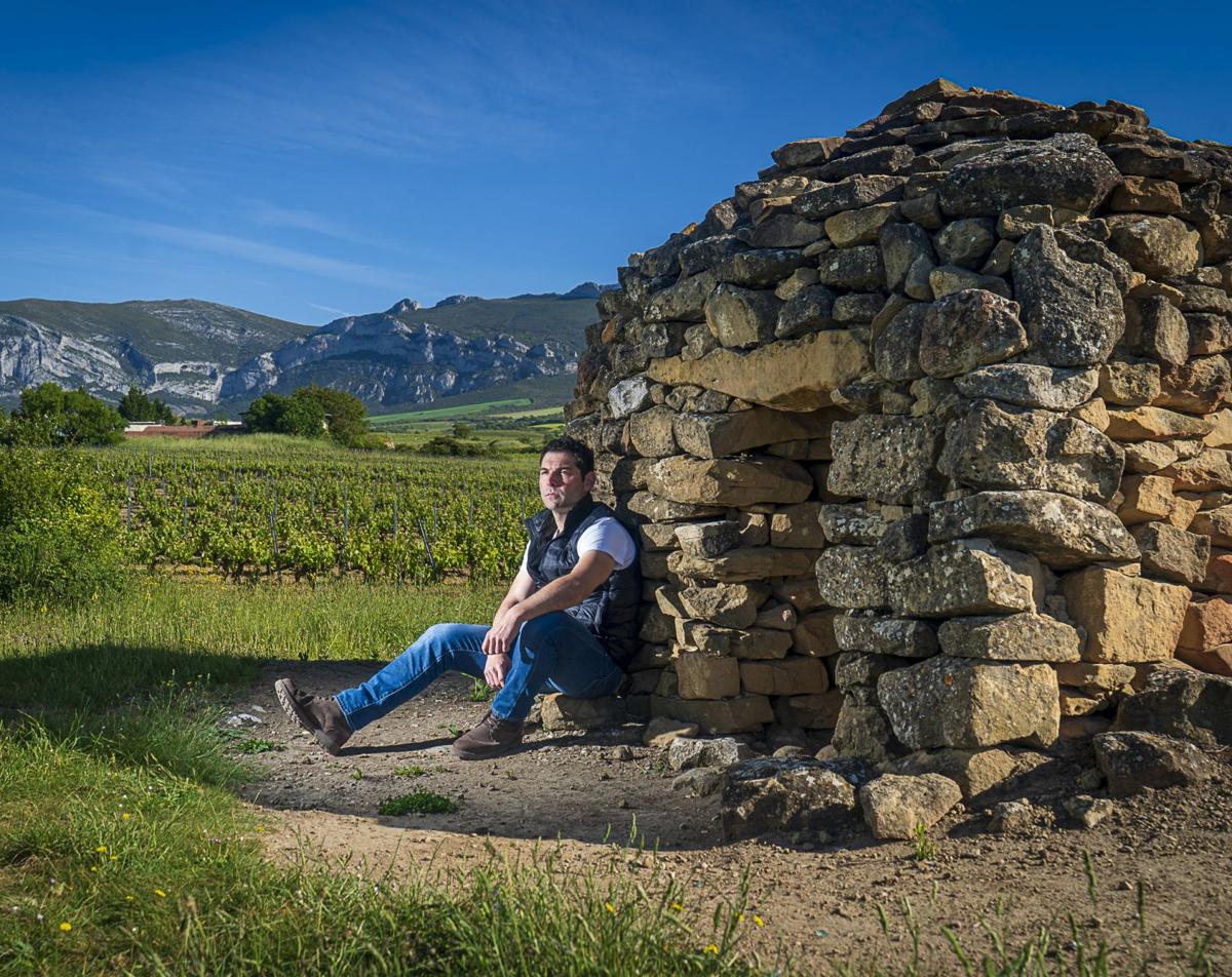 El bodeguero Diego Magaña Tejero (42), en el chozo San Martín, a las afueras de Laguardia con Sierra Cantabria al fondo.