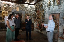 El director del Museo de Arte Sacro explica algunas particularidades de la sacristía a la diputada de Cultura, Leixuri Arrizabalaga, y al obispo, Joseba Segura
