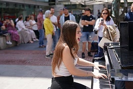 Lara Beriain, baracaldesa de 20 años, ha sido una de las participantes en la iniciativa 'Tu ciudad se llena de pianos'.