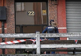 Una policía, en el lugar donde ha ocurrido el asesinato.