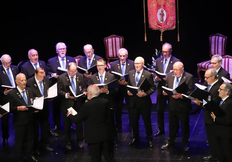 El Coro Los Veteranos actuó tras los Ochotes Infantiles.