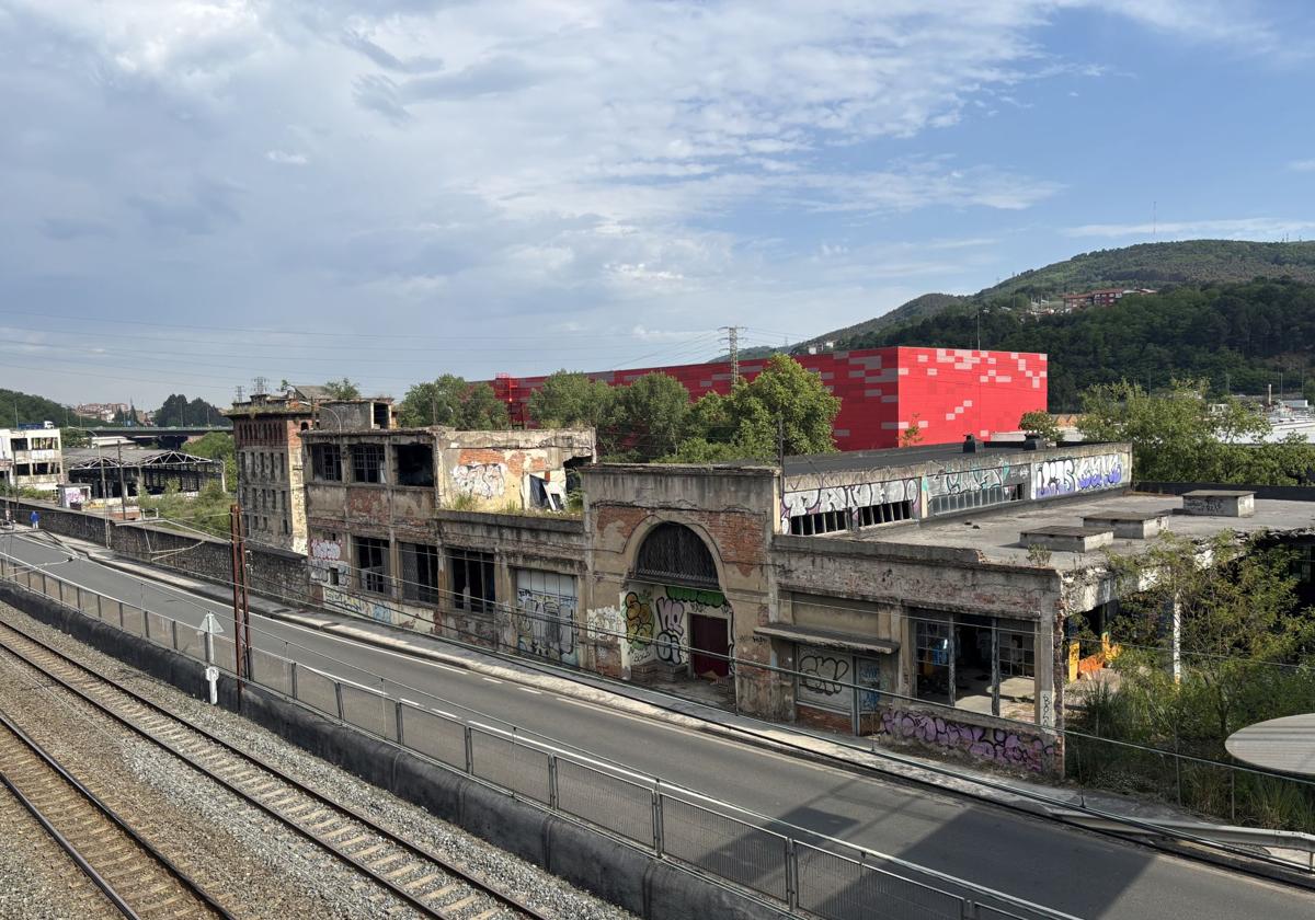 Vista de una de las naves abandonadas donde hay asentamientos ilegales, según denuncian los vecinos de Arkotxa.