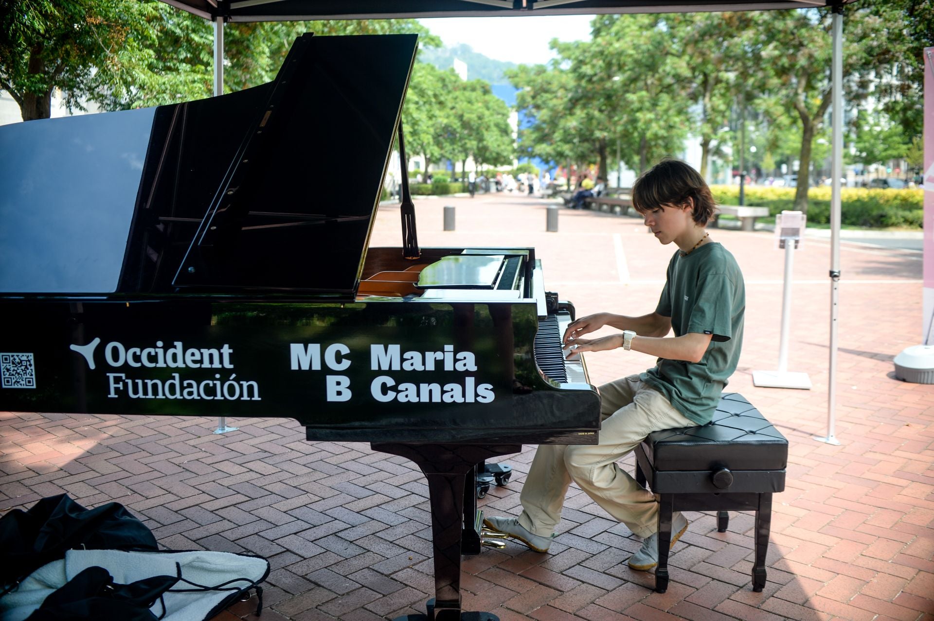 Uno de los ocho pianos se ha colocado junto al Guggenheim.