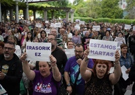Alrededor de 500 vecinos se concentran en Rekalde para denunciar el asesinato de una niña en Bilbao