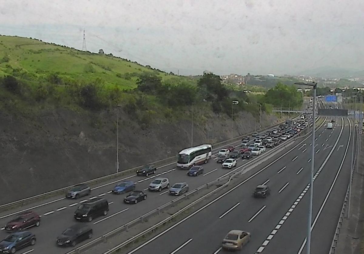 8 kilómetros de retenciones en la A-8 en Muskiz sentido Cantabria por un accidente entre dos vehículos