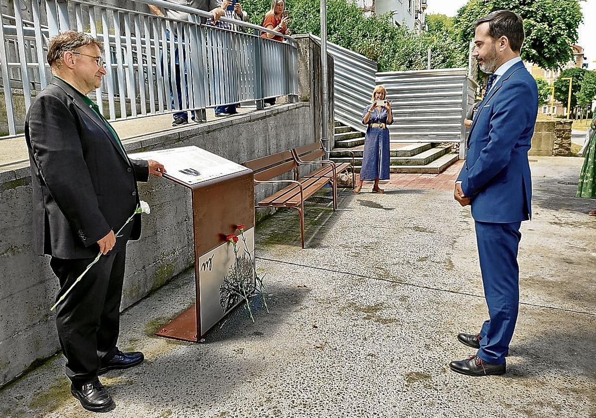 El concejal de Cultura, García de Andoin, junto al consejero de Turismo, Javier Hurtado, en la ofrenda floral.