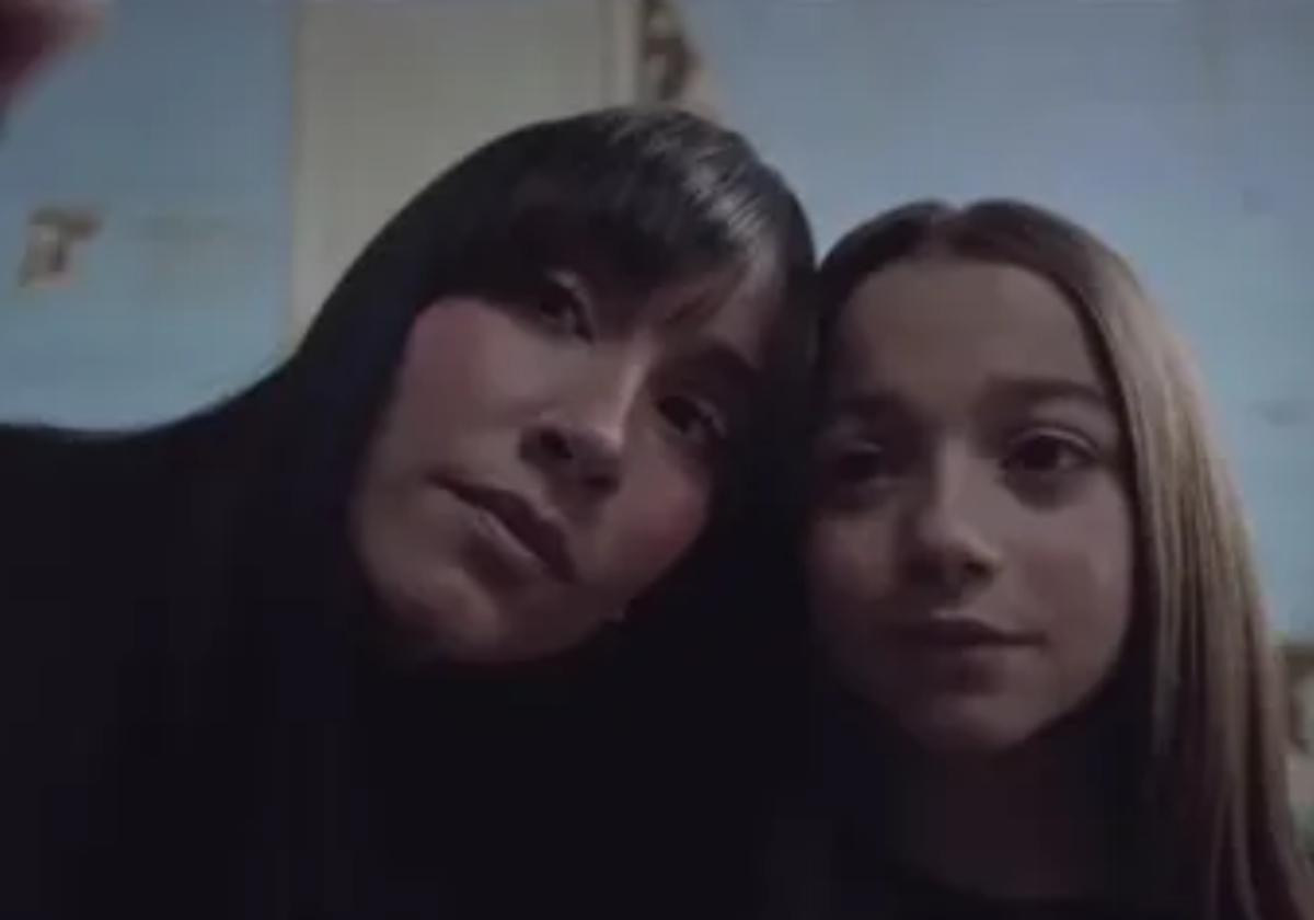 La vizcaína Sofía Otero protagoniza el último videoclip de Aitana 'Cuando hables con él'