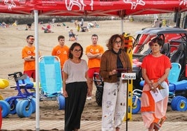 La diputada general de Bizkaia, Elixabete Etxanobe, ha presentado en la playa de Ereaga la temporada de playas de la Diputación.