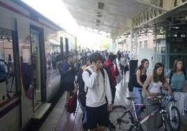 Viajeros llegan este viernes a Vitoria en el nuevo servicio de Cercanías procedente de Alsasua.