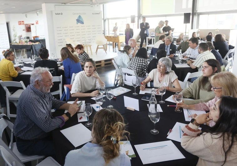 Algunos de los participantes, en pleno diálogo.