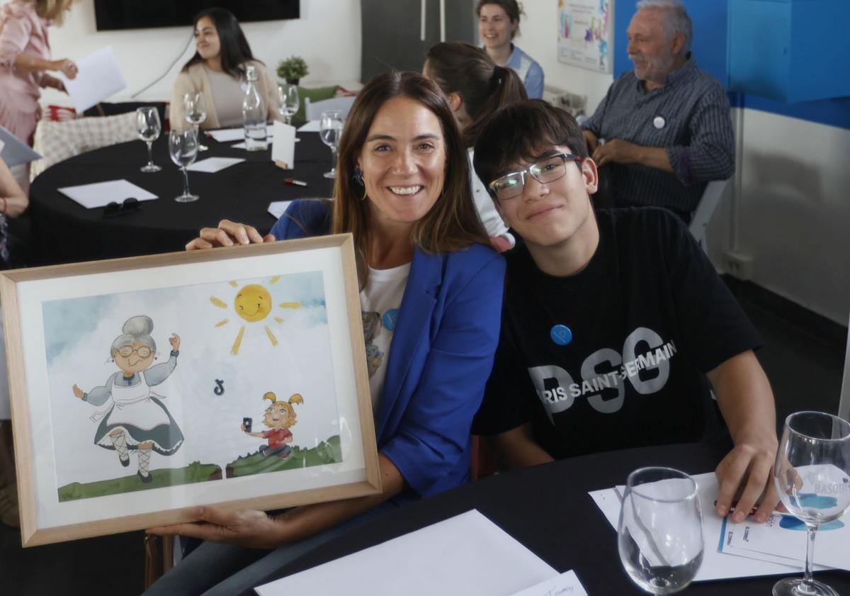 Imagen principal - Ainhoa García e Izan, con la obra creada por Idoia Kareaga para la ocasión. Marije expone las conclusiones de su mesa. Gonzalo Portugal, en plena interpretación.