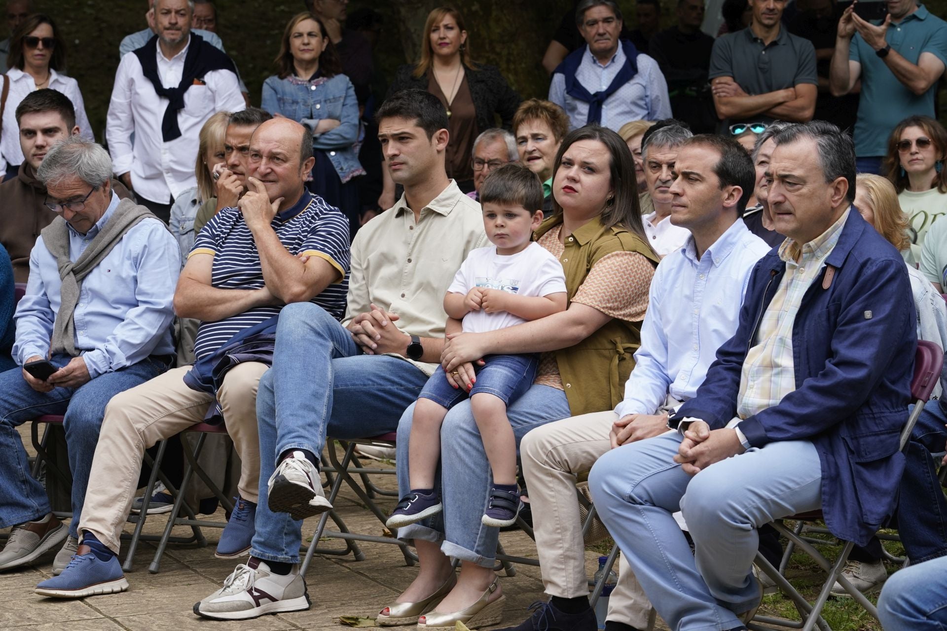 Ortuzar y Esteban siguen el acto en el que se ha homenajeado a varios militantes del PNV en la Margen Izquierda y la Zona Minera.