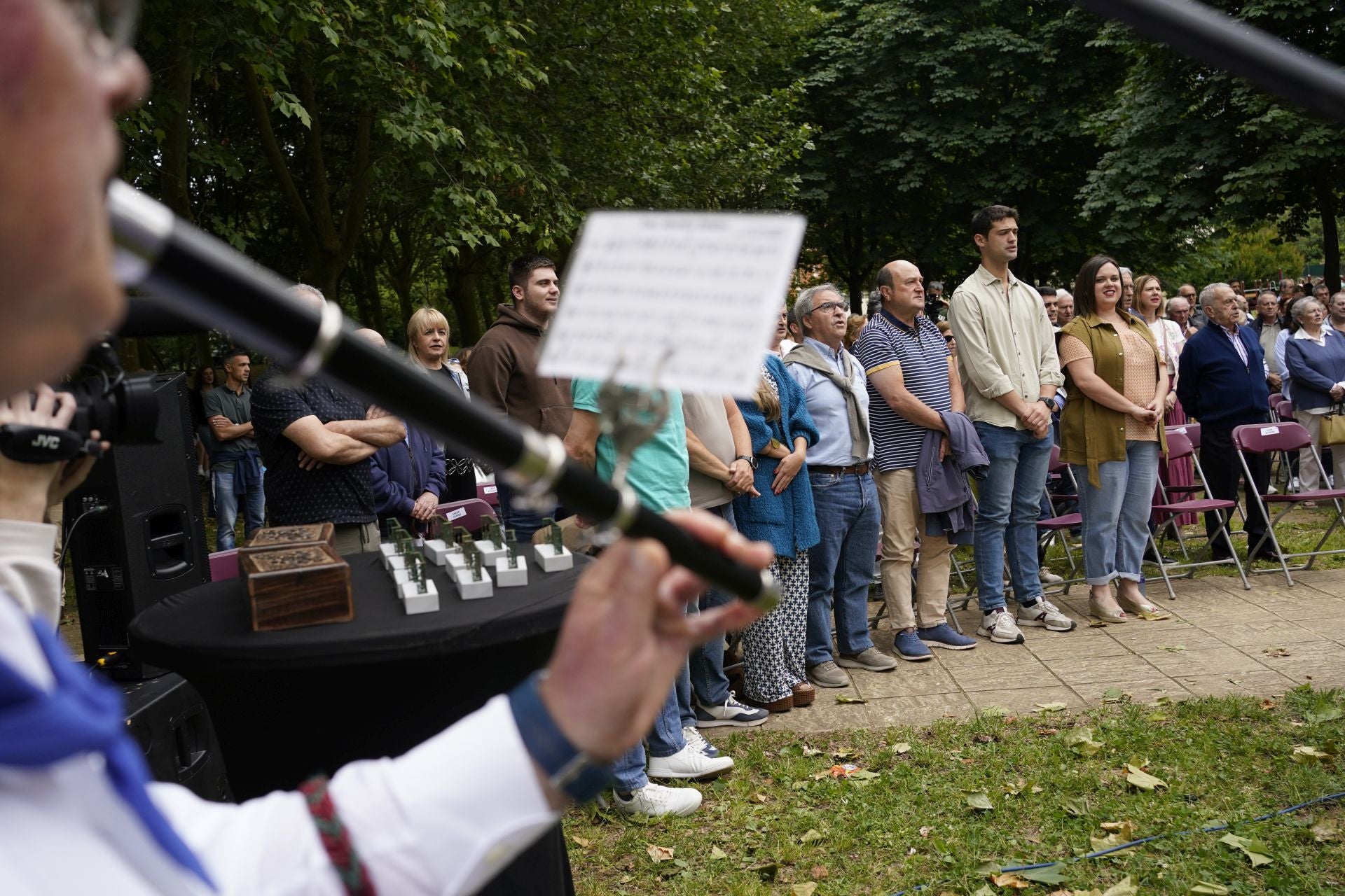 Los asistentes al acto cantan el 'Gora ta gora', el himno del PNV.