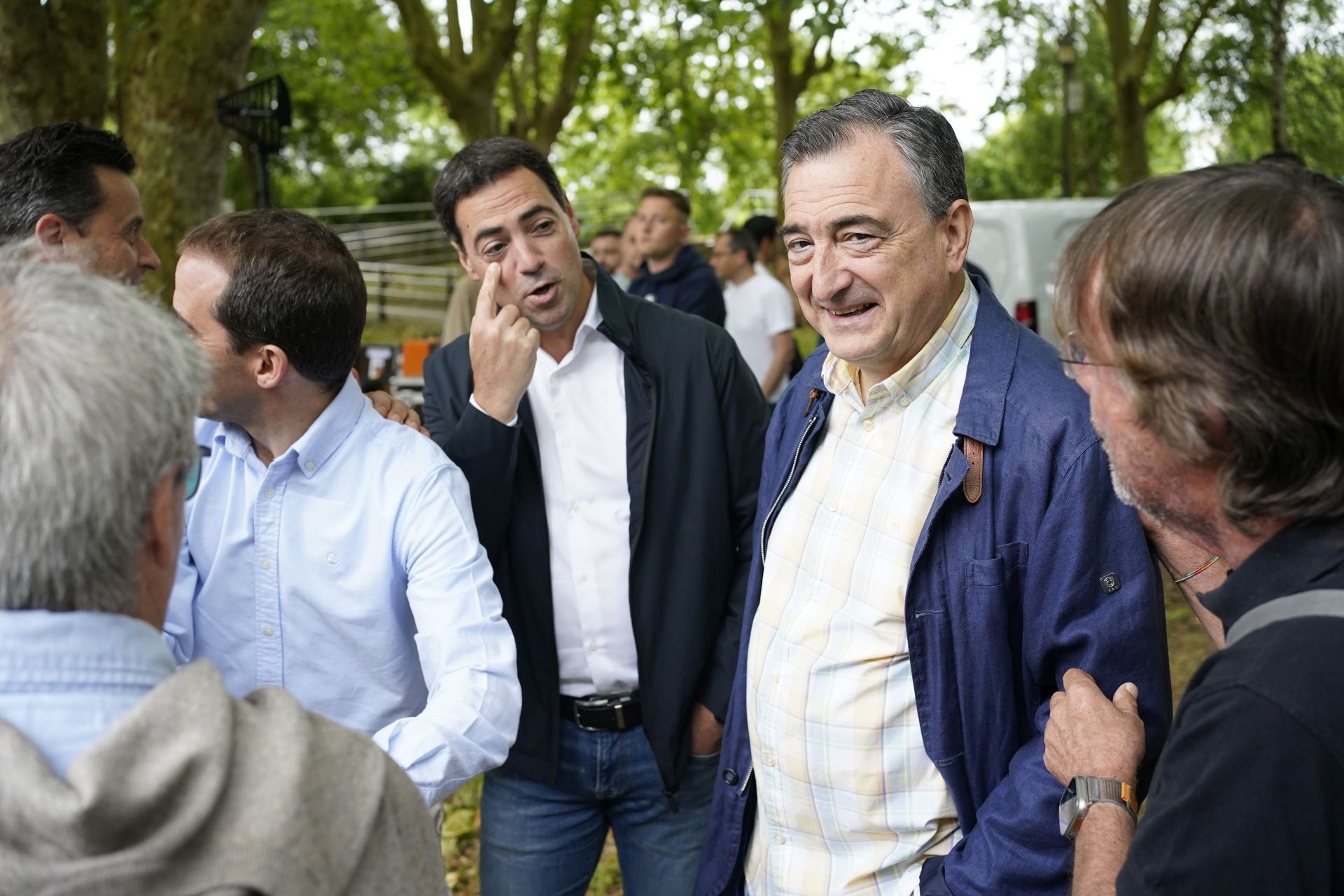Iñigo Ansola, Imanol Pradales, Aitor Esteban y Luis Javier Tellería conversan antes del acto.