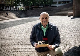 Luis Mari Bengoa, con el reconocimiento de ELCORREO en la plaza de los Fuero.