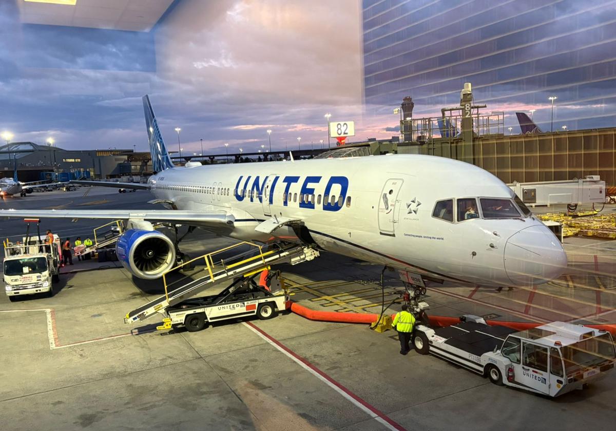 EL CORREO a bordo del primer vuelo Nueva York-Bilbao: 147 pasajeros y suena &#039;La Macarena&#039;