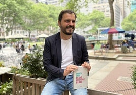 Kirmen Uribe, sentado en un café de Bryant Park, lleva siete años en Manhattan y es autor de un exitoso libro ambientado en un vuelo transoceánico entre Nueva York y Bilbao.