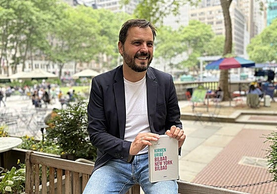 Kirmen Uribe, sentado en un café de Bryant Park, lleva siete años en Manhattan y es autor de un exitoso libro ambientado en un vuelo transoceánico entre Nueva York y Bilbao.