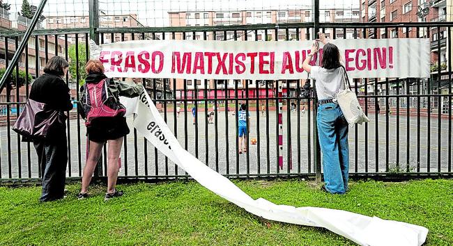 Vecinos colocan una pancarta en Rekalde contra la violencia machista.